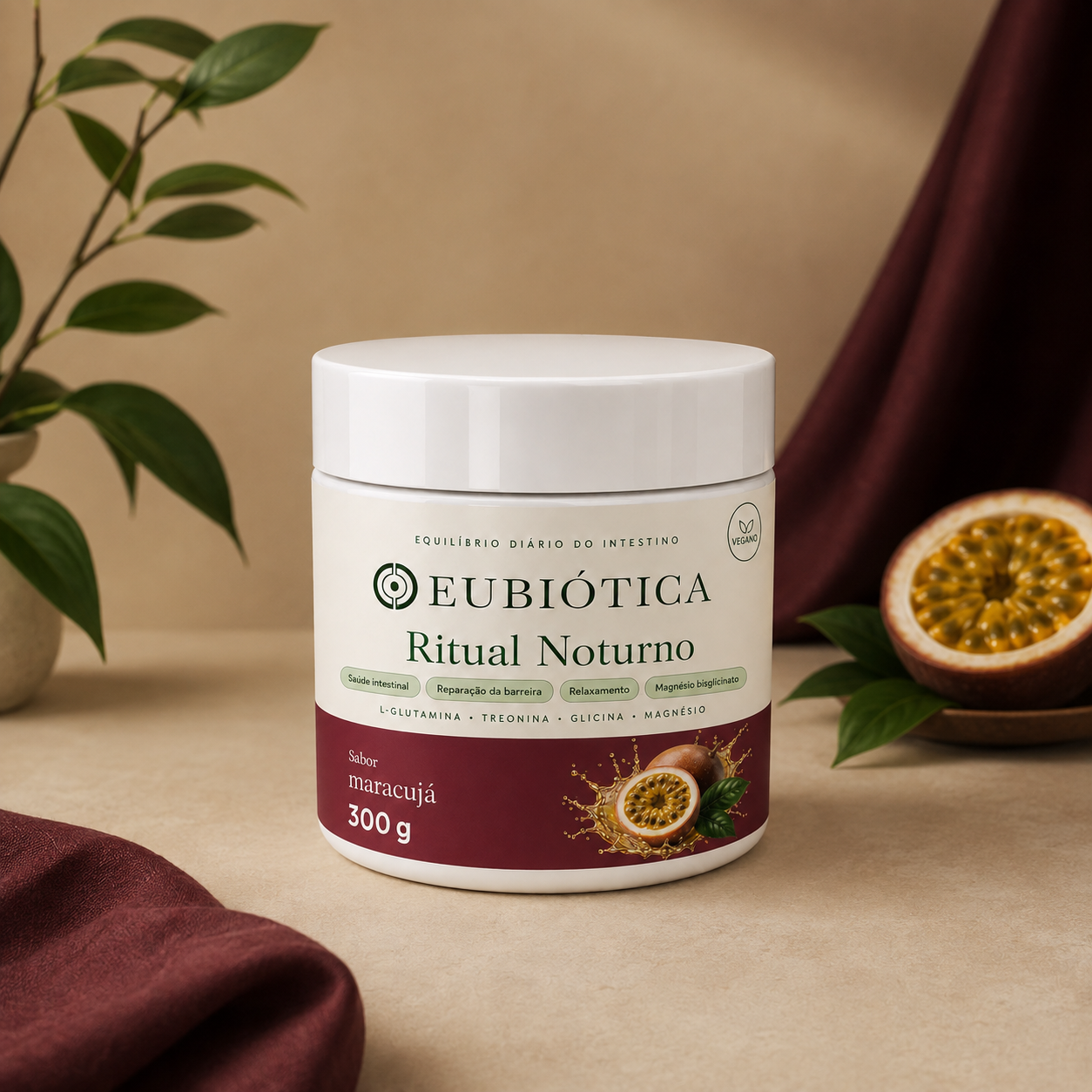 Um pote do Ritual Noturno, sabor maracujá, ao lado de maracujás cortados